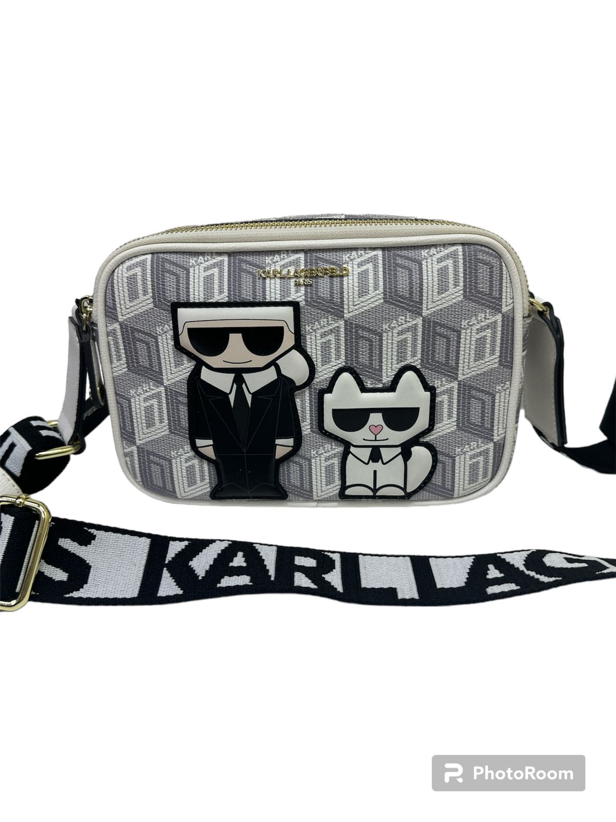 CROSSBODY KARL LAGERFELD BLANCO CON GRIS CUADRADA CON DISEÑADOR Y MASCOTA CON ERRAJE DORADO Y STRAP BLANCO CON NEGRO